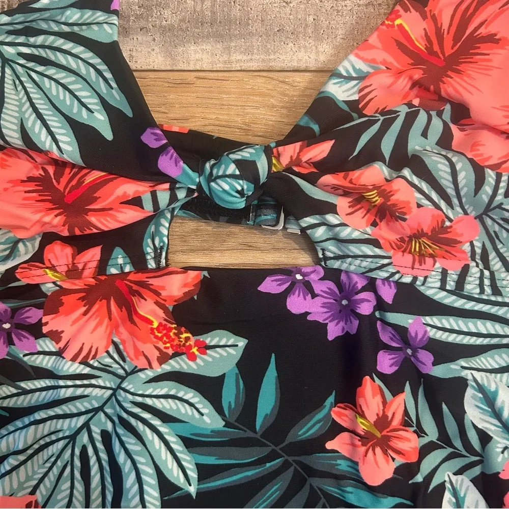 Lost + Wander Beach Wonderland One Piece 🌺 - Picture 6 of 12